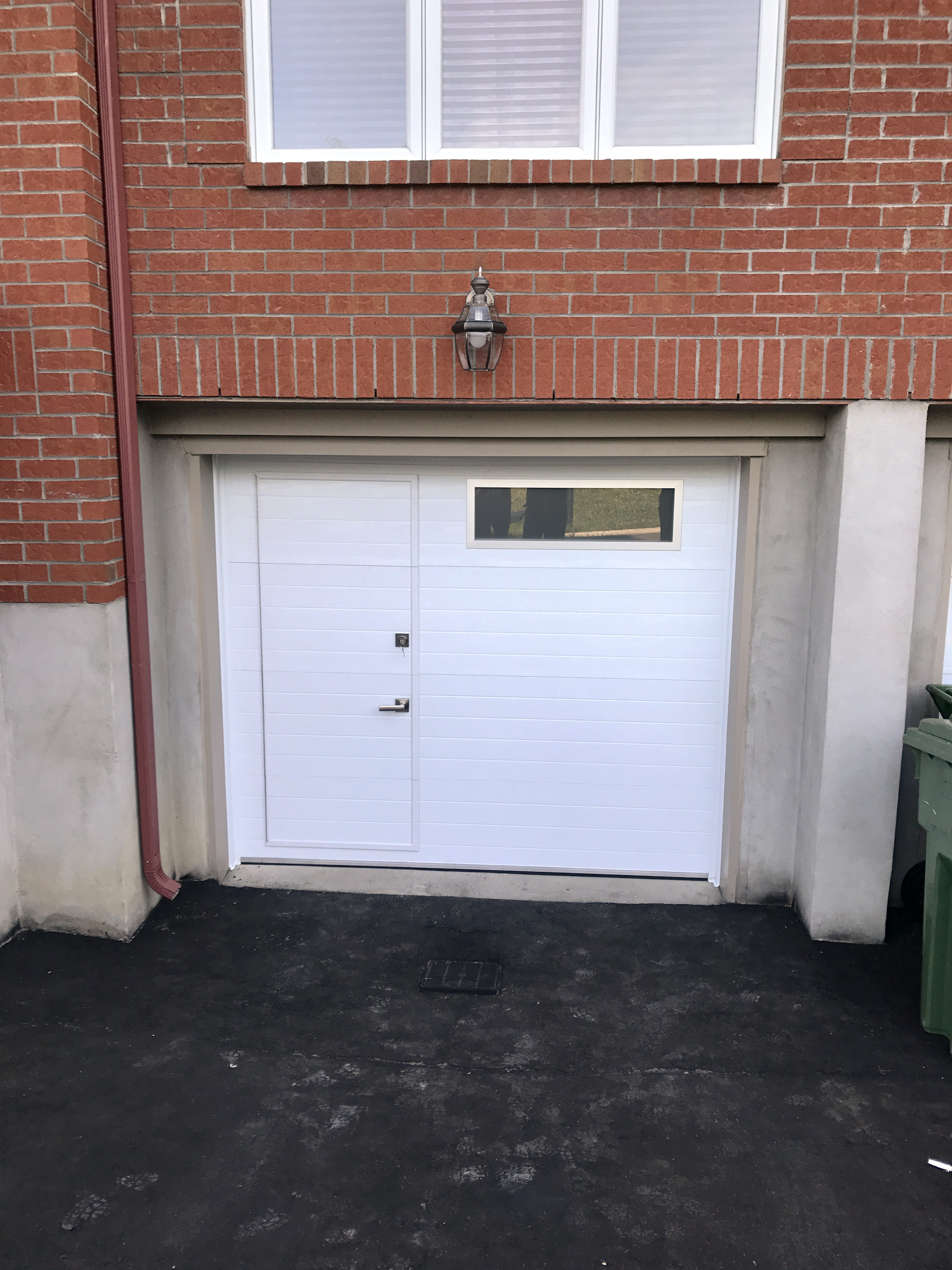Porte-piéton disponible chez Portes de Garage Pro-Fix Bélair inc.